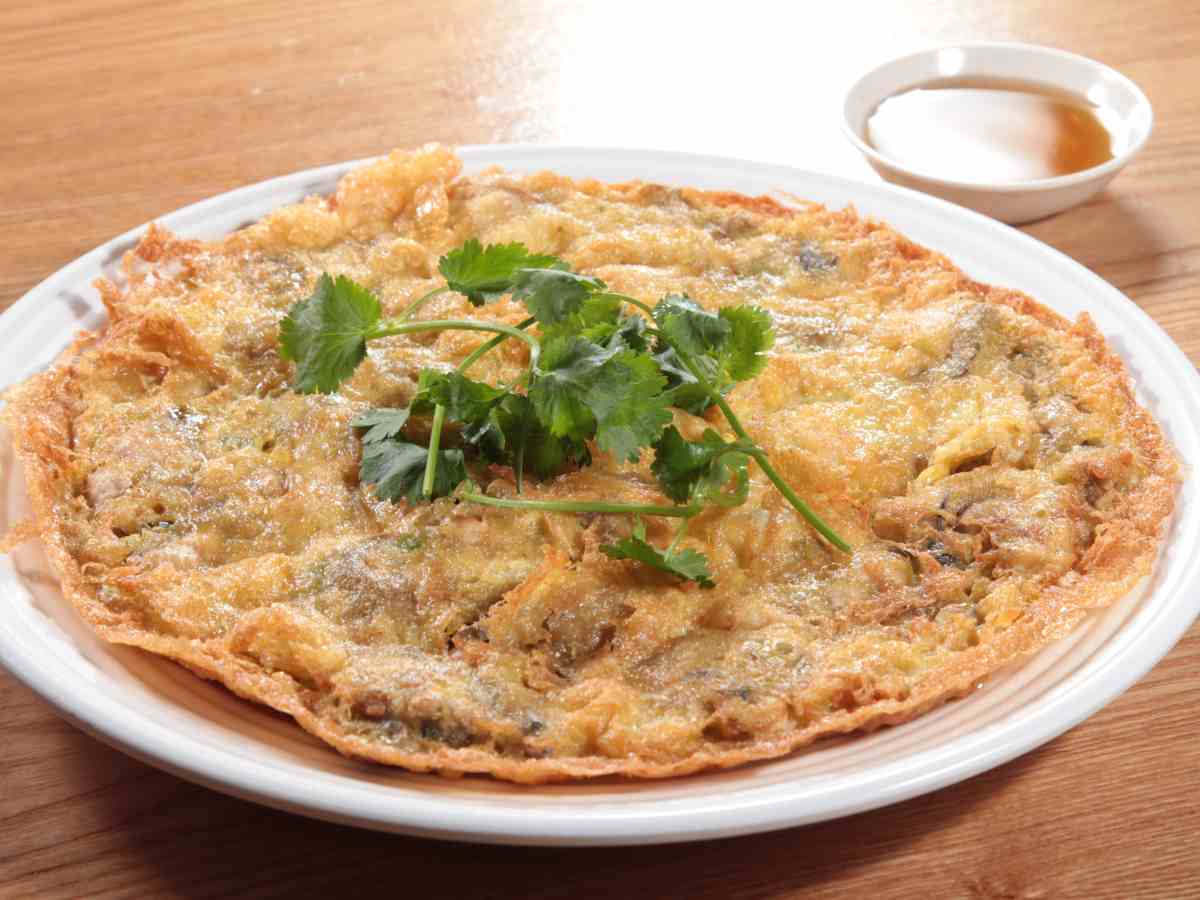 Frittata di funghi in un piatto con foglie di prezzemolo