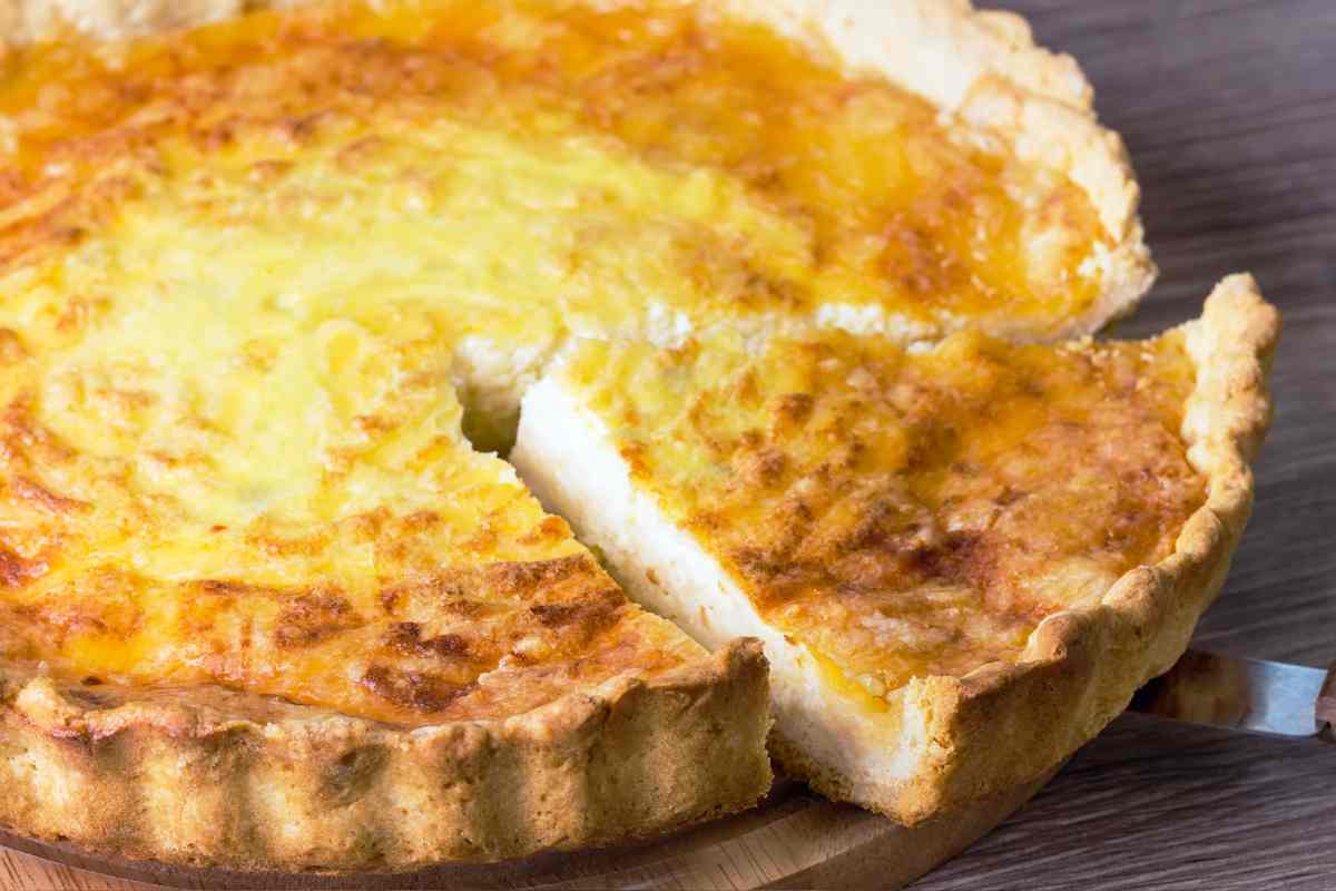 Quiche al formaggio tagliata a spicchi