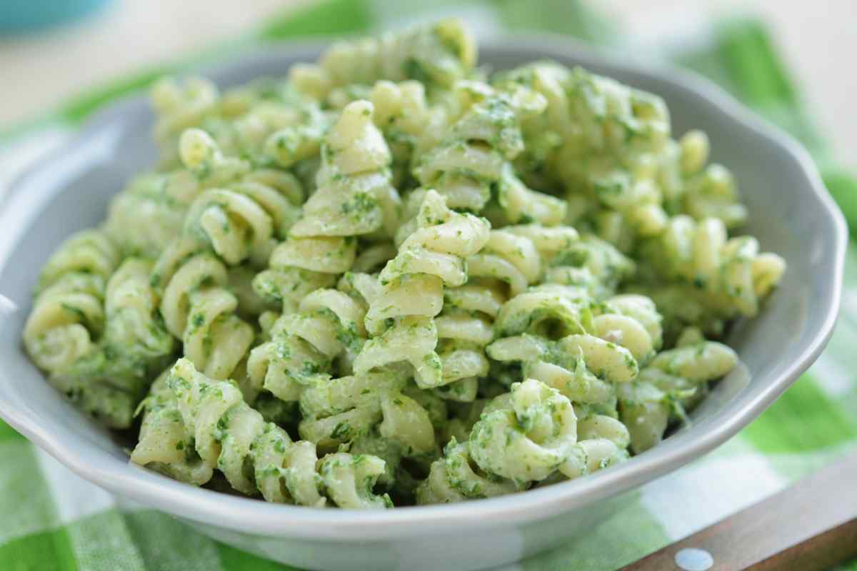 Fusilli ricotta e basilico in un piatto fondo