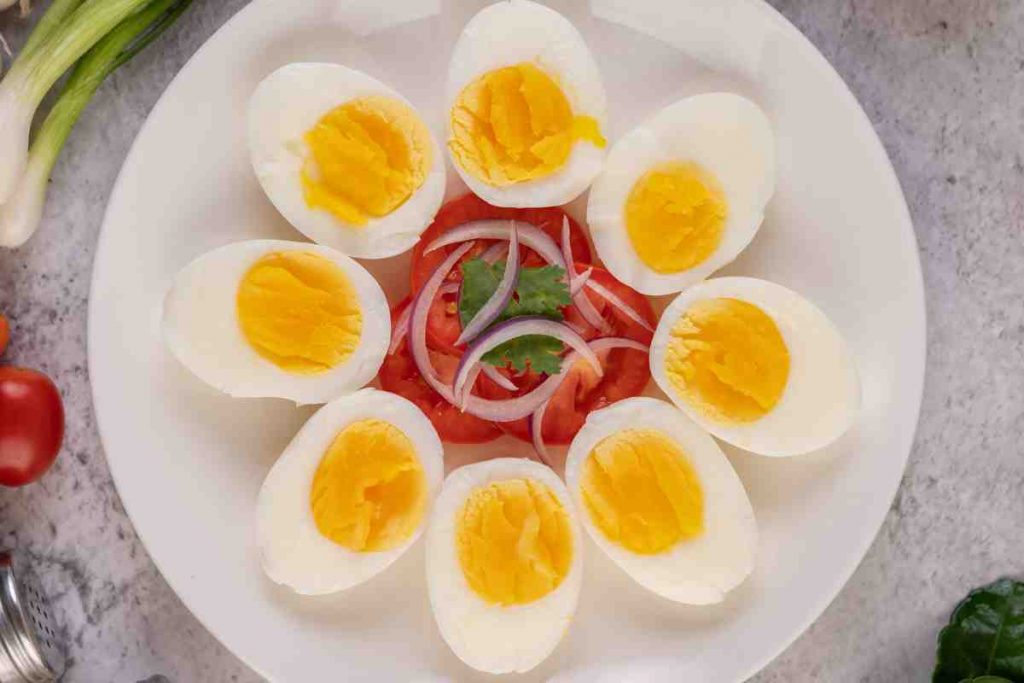 Insalata di pomodori, cipolle, uova sode e menta per la cena leggera