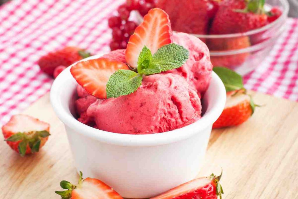 Gelato alla fragola senza gelatiera in una coppa