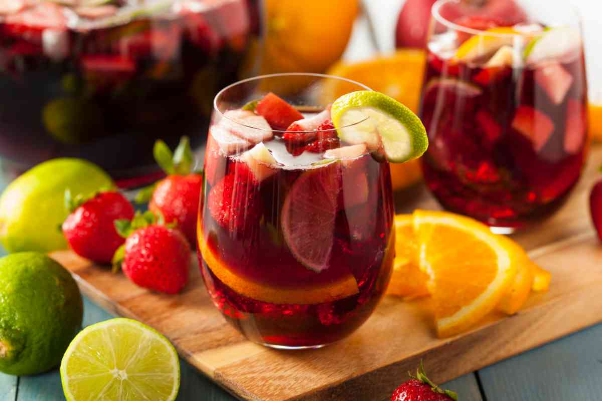 Sangria, falla come in Spagna con questa ricetta perfetta e gusta il vero drink fruttato insieme agli amici