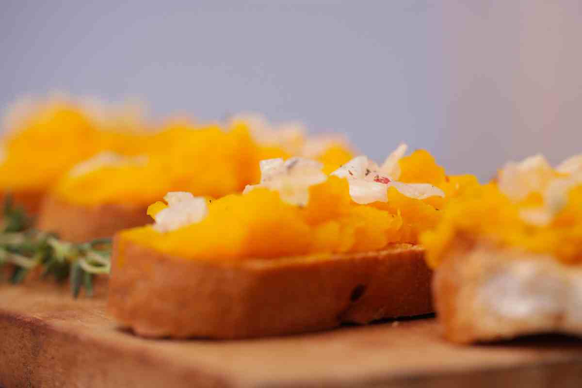 Crostini zucca e cipolle su un tagliere