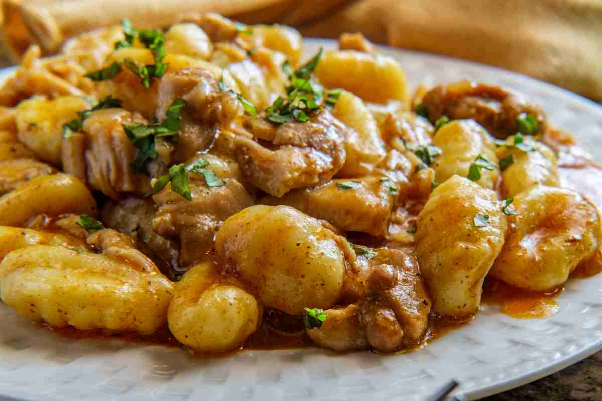 Gnocchi ai funghi porcini cremosi guarniti con prezzemolo