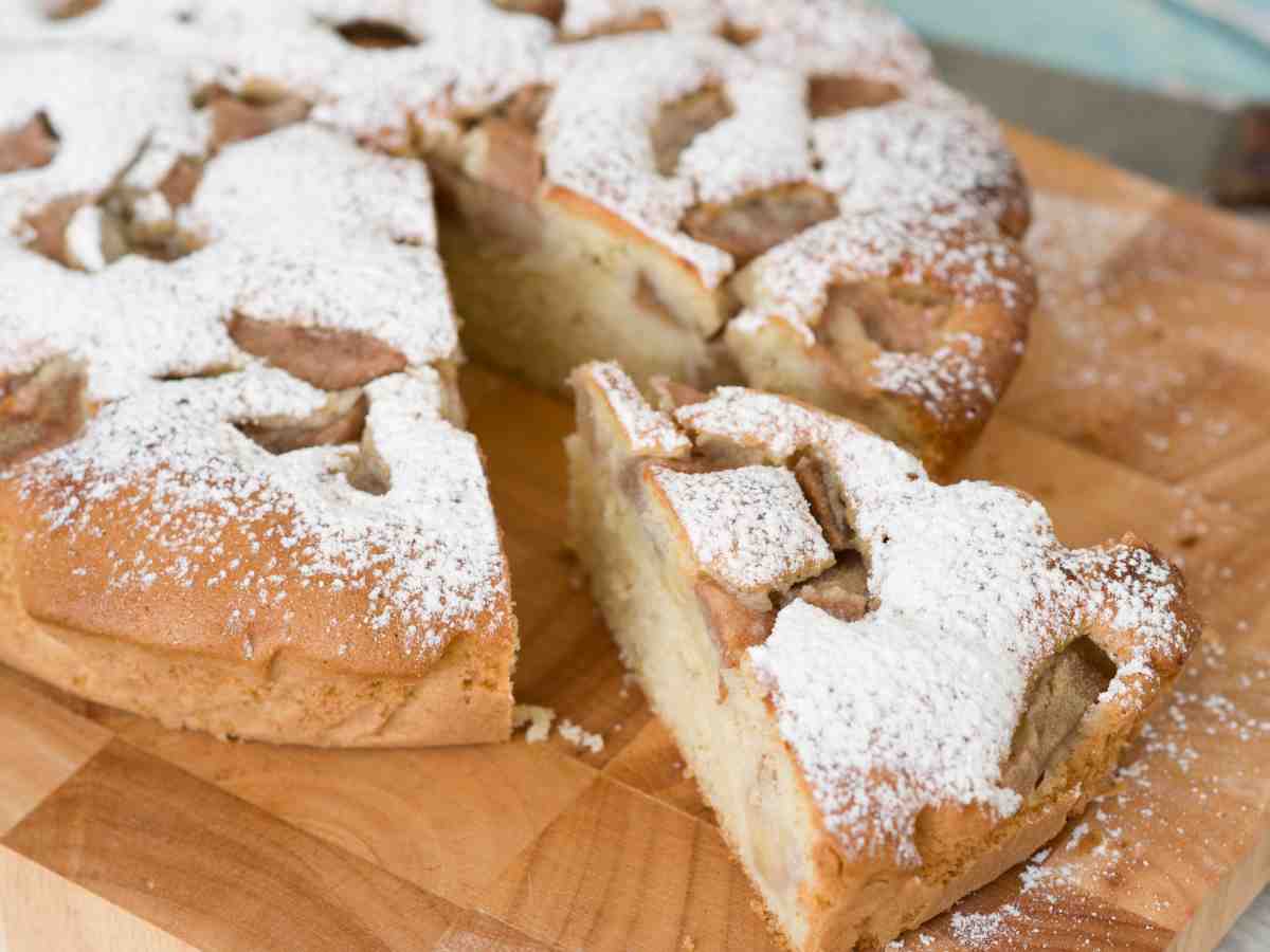 Torta di pere su un tagliere