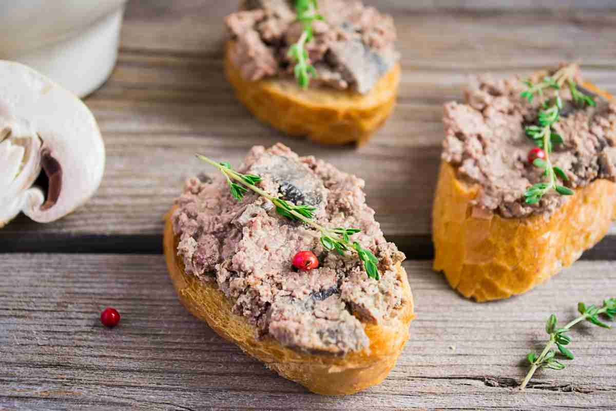 Patè di funghi e salsiccia su crostini di pane