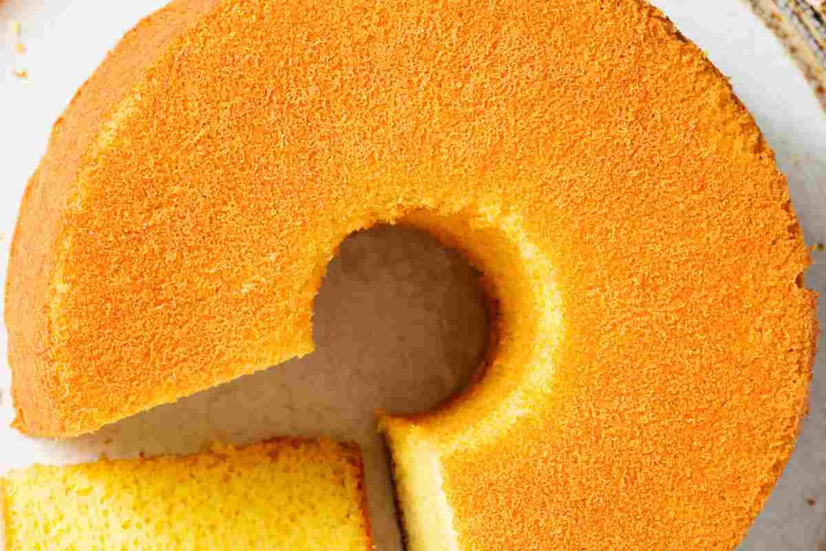 Chiffon cake al limone in un piatto vista dall'alto