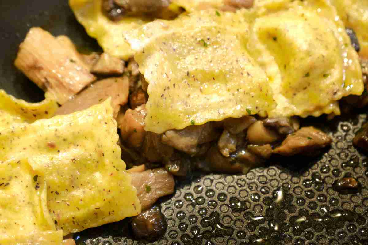 Ravioli con i funghi porcini su un piatto di ardesia