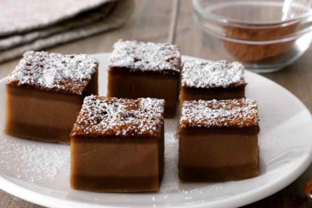 Quadrotti di Torta magica al cioccolato in un piatto