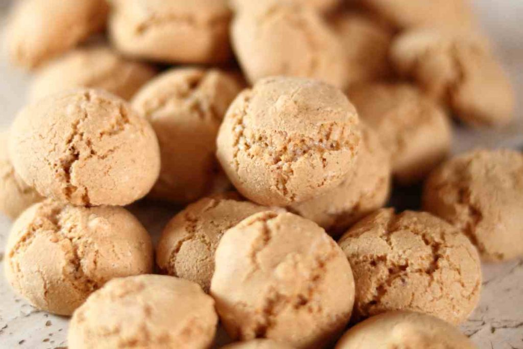 Amaretti abruzzesi in un vassoio