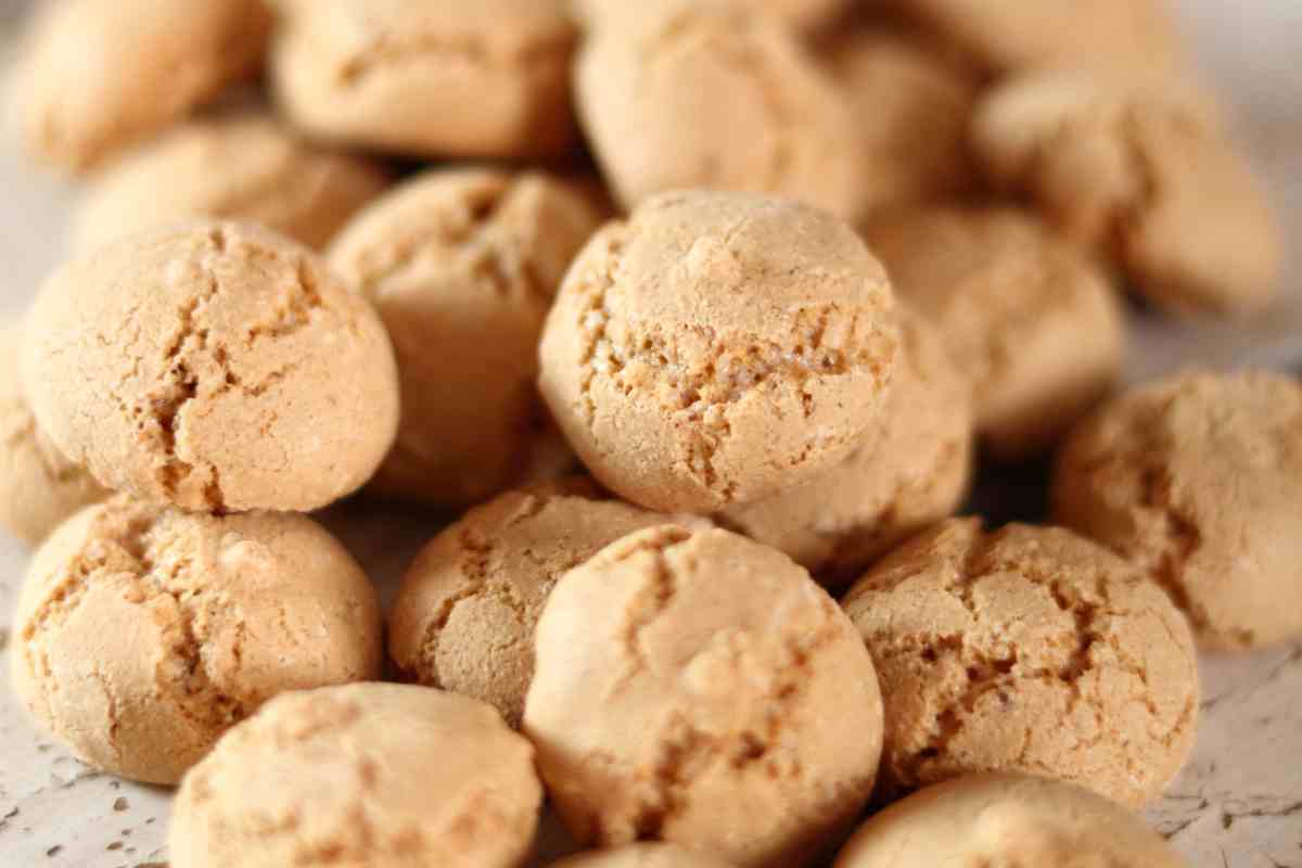 Amaretti abruzzesi in un vassoio