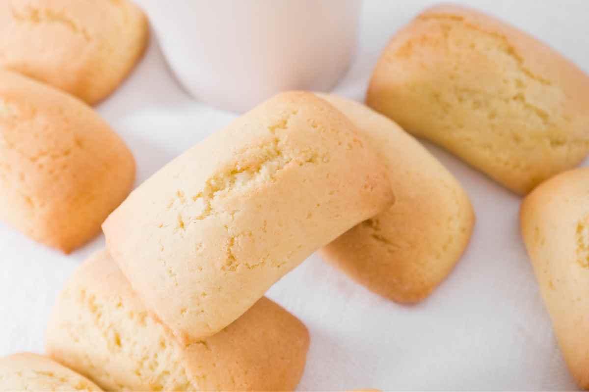 Biscotti al latte vicino a una tazza