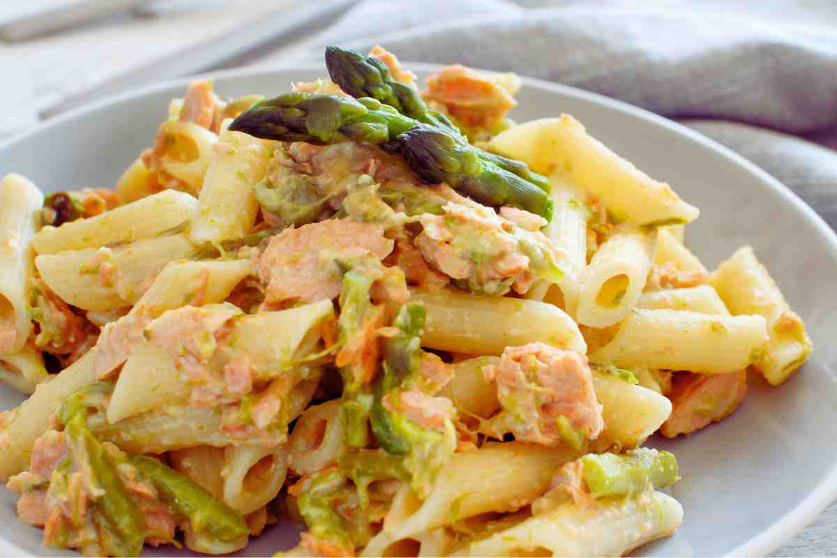 Pasta asparagi e salmone in un piatto