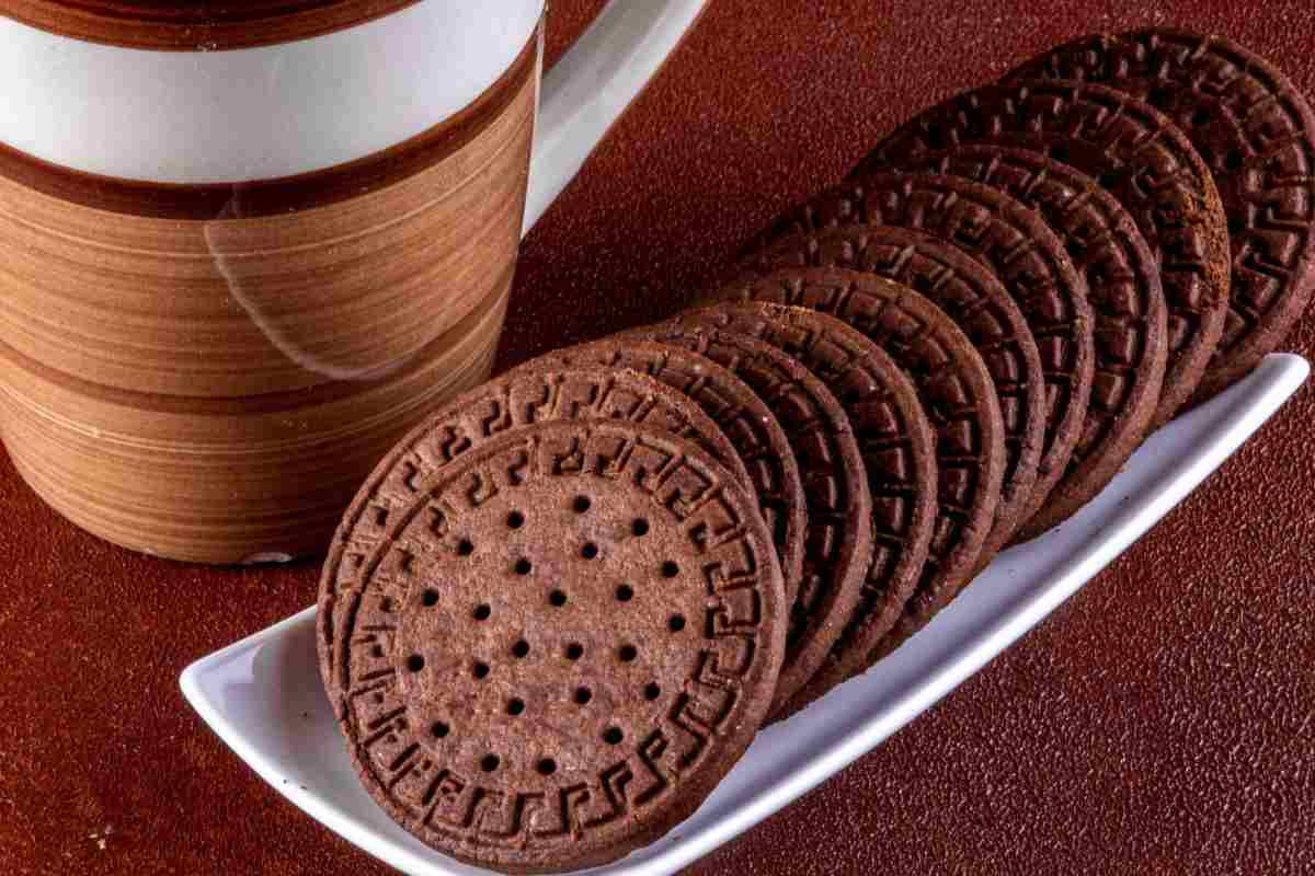 Biscotti al cacao in un piatto rettangolare