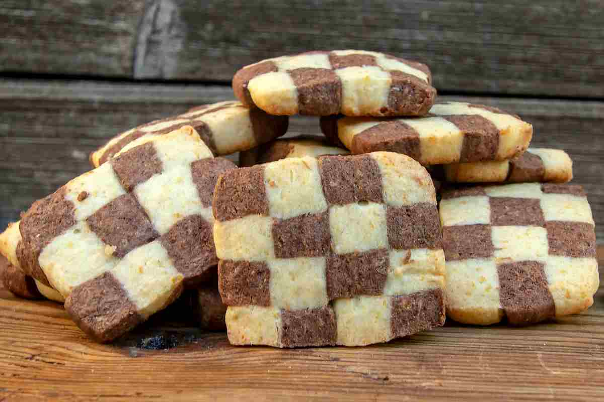 Biscotti a scacchi su un tagliere di legno