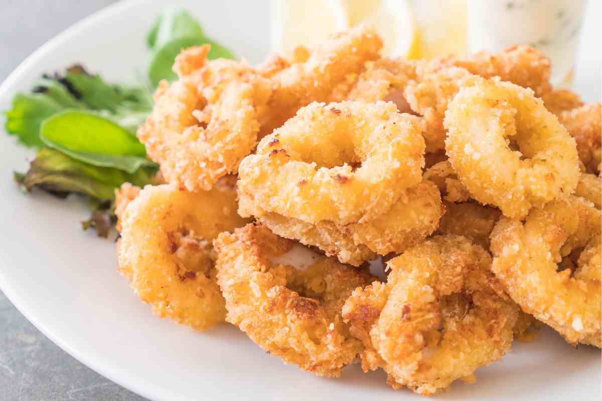 Calamari al forno in un piatto