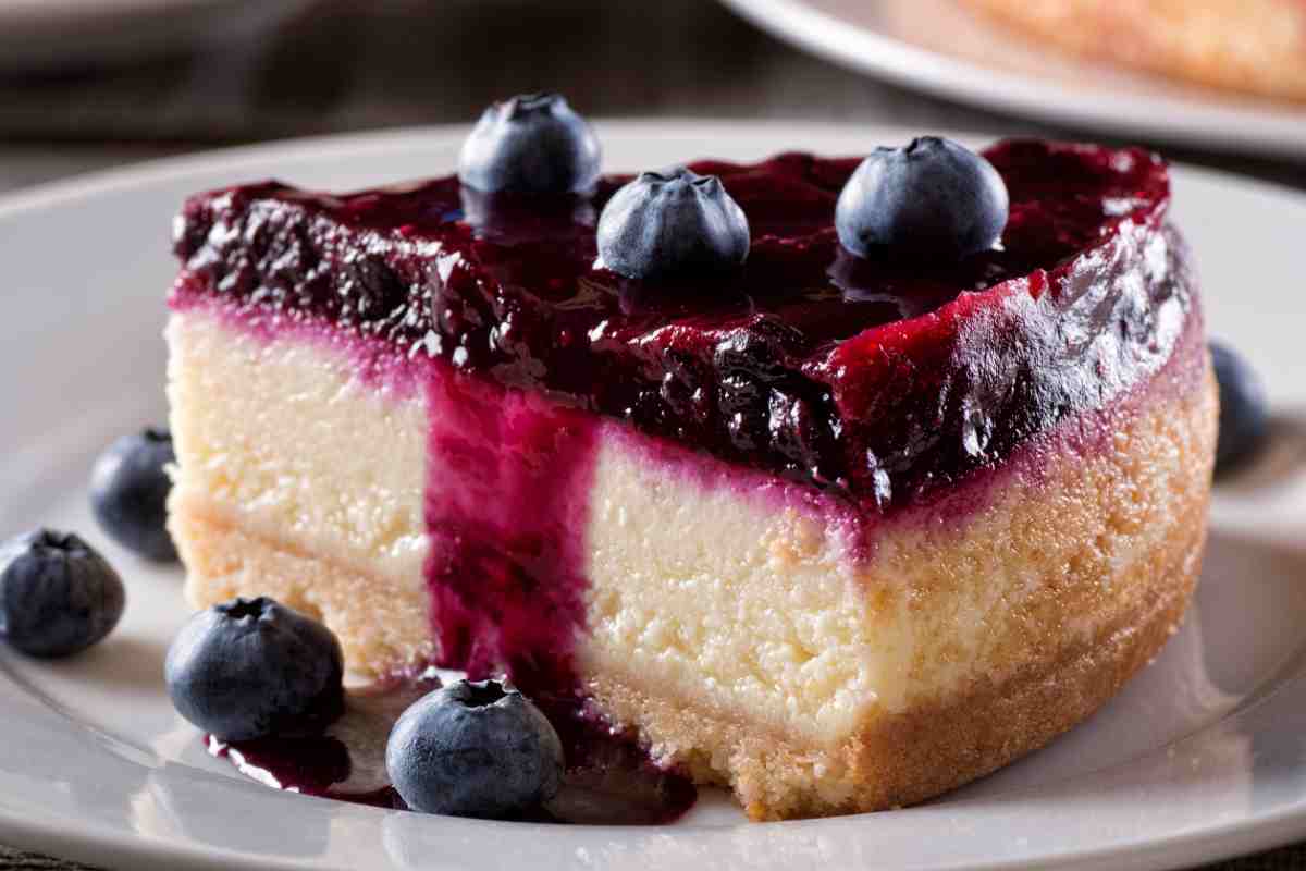 Fetta di cheesecake ai mirtilli in un piatto