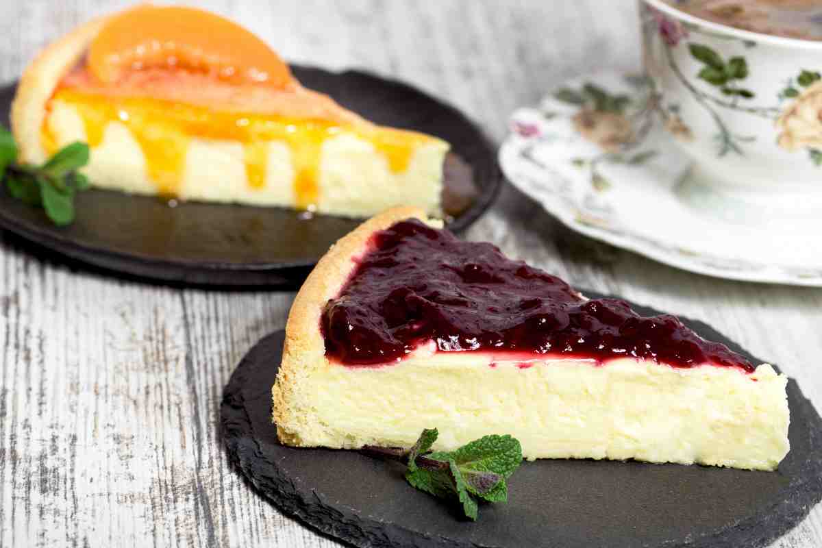 due fette di cheesecake alla marmellata su due piccoli vassoi di ardesia