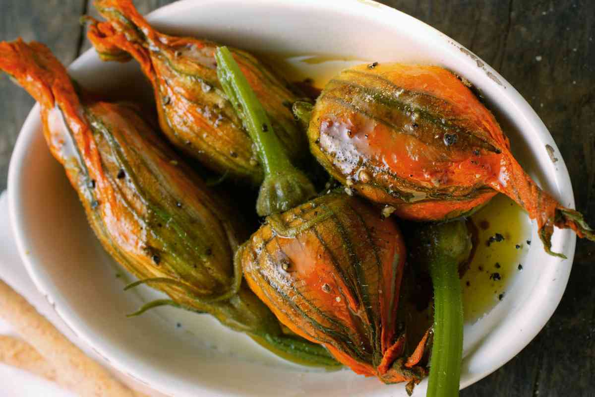 Fiori di zucca ripieni di carne in una pirofila