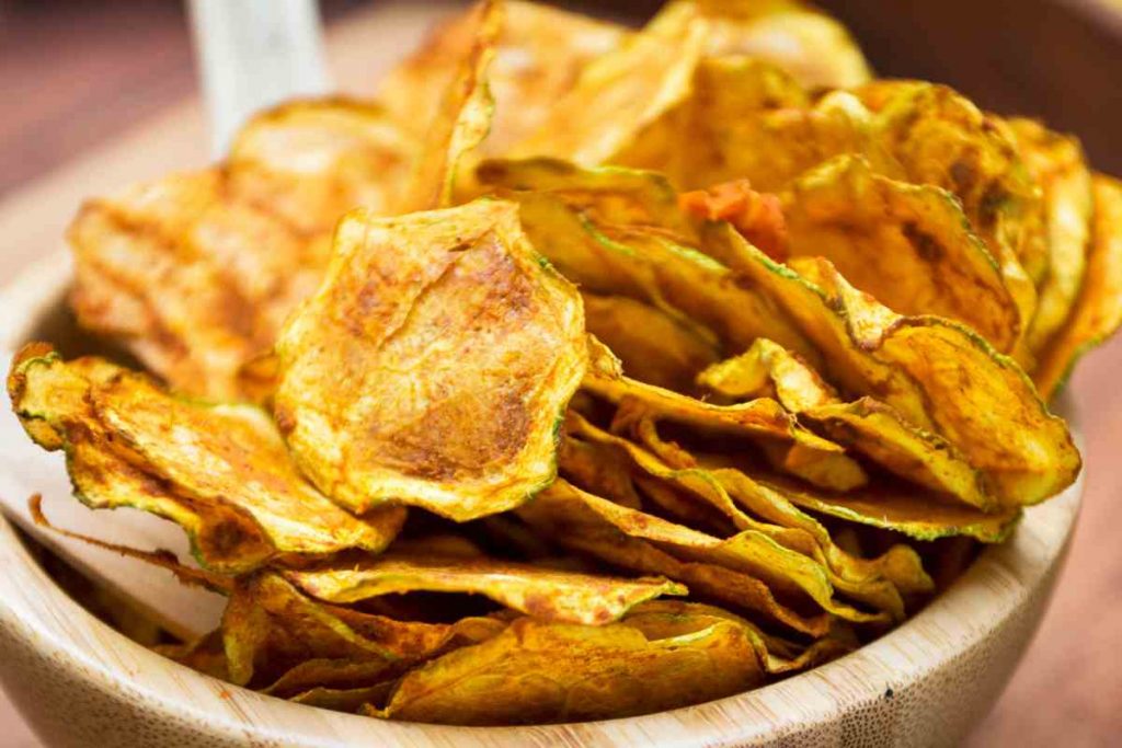 Chips di zucchine in una ciotola di legno