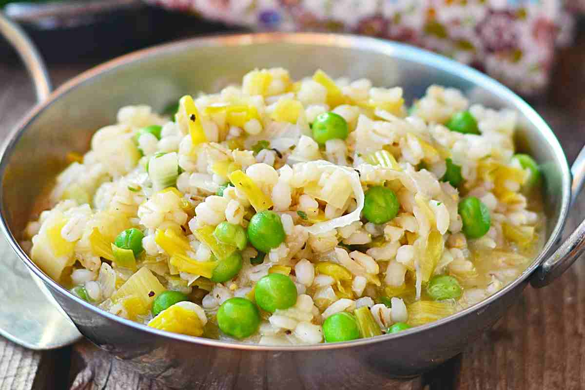 Orzotto con verdure in una ciotola di acciaio