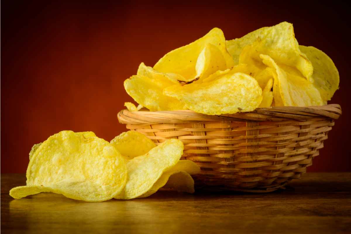 Chips di patate in un cestino di vimini