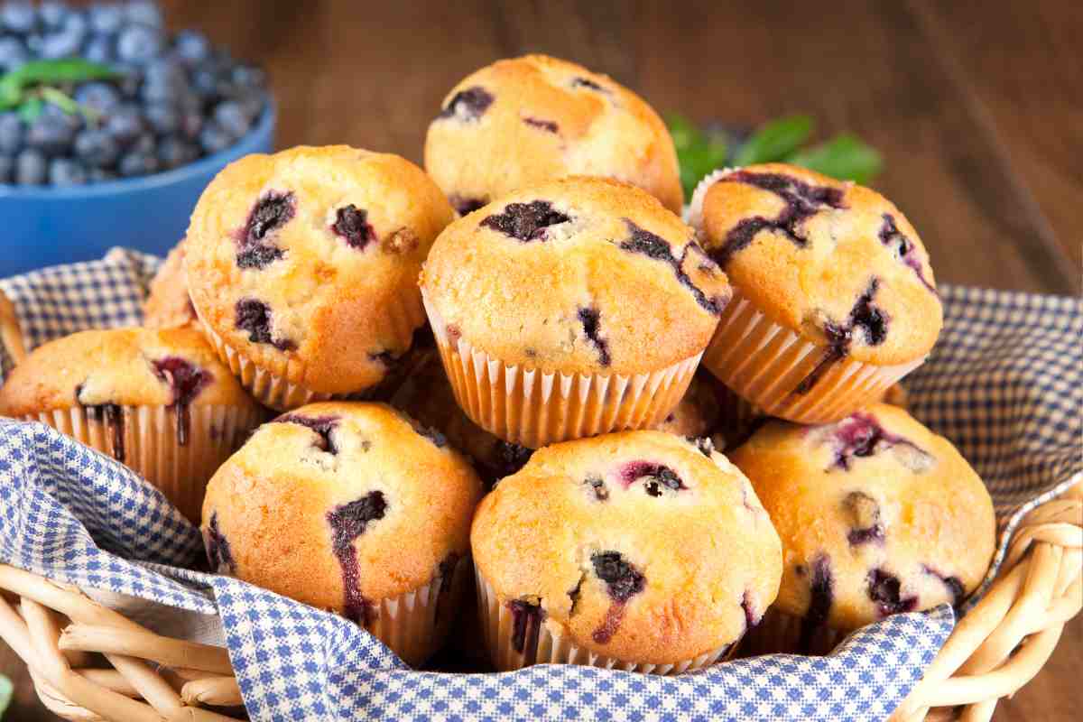 Muffin ai mirtilli in un cesto