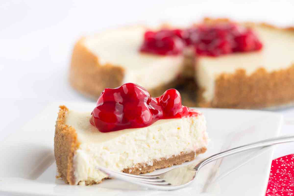 Cheesecake con Philadelphia e topping di frutti rossi