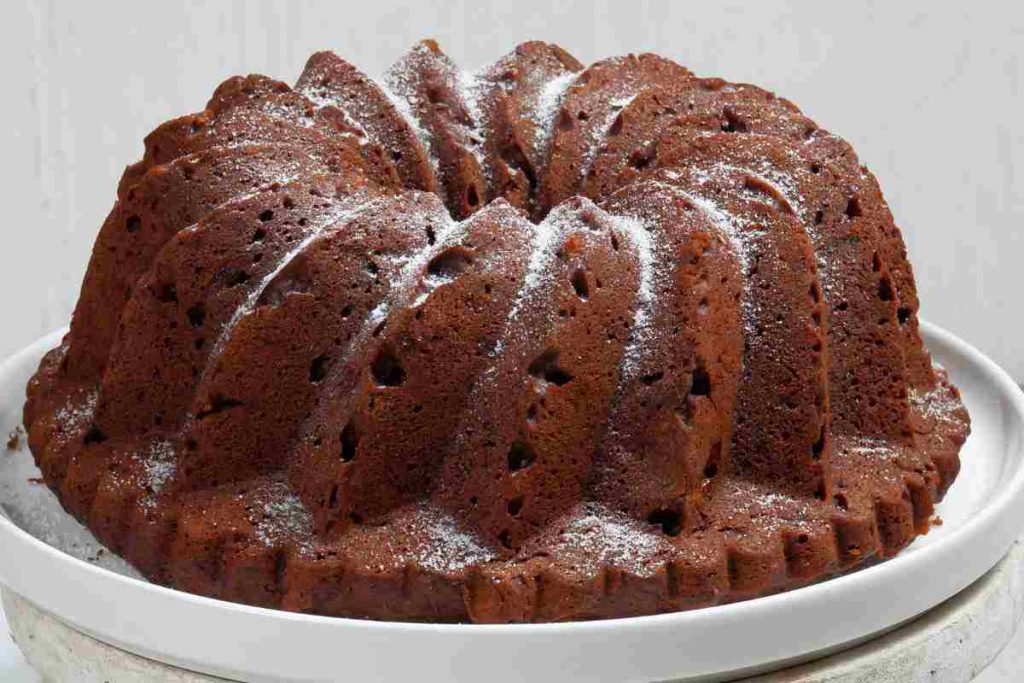 Ciambellone al cacao in un vassoio bianco