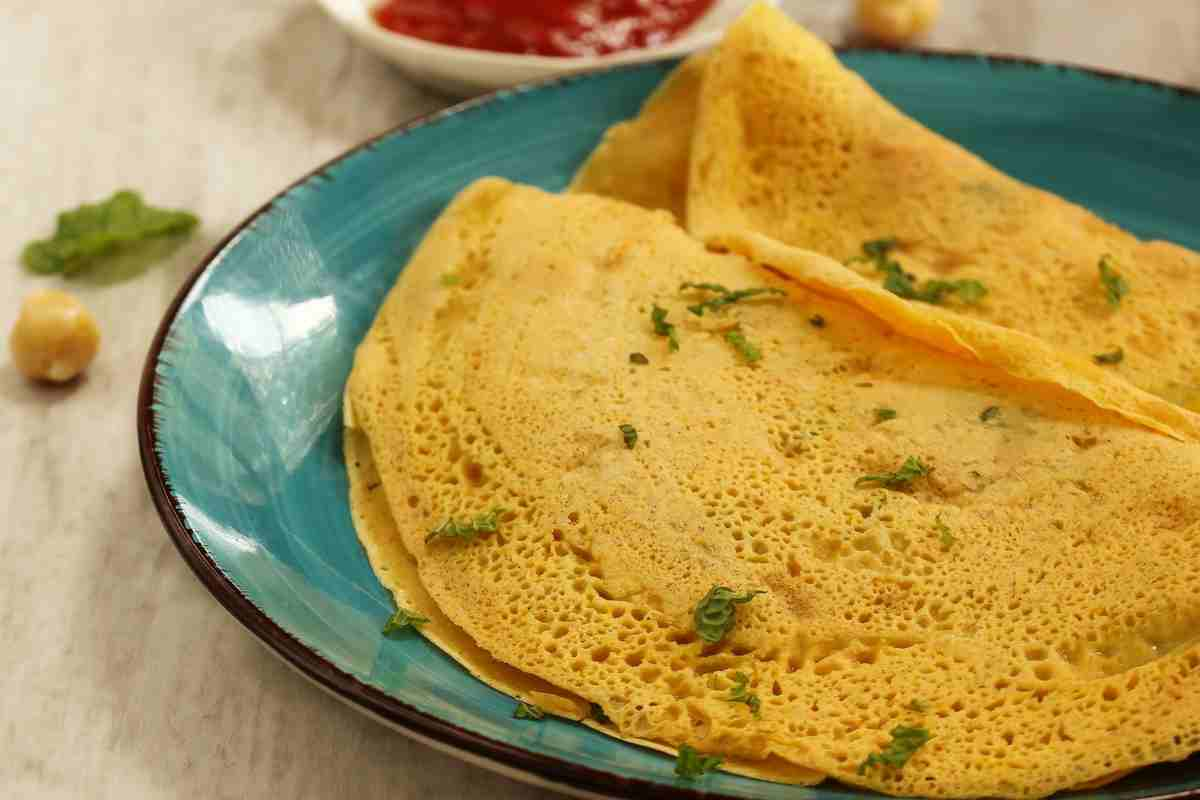 due crepes con farina ceci in un piatto