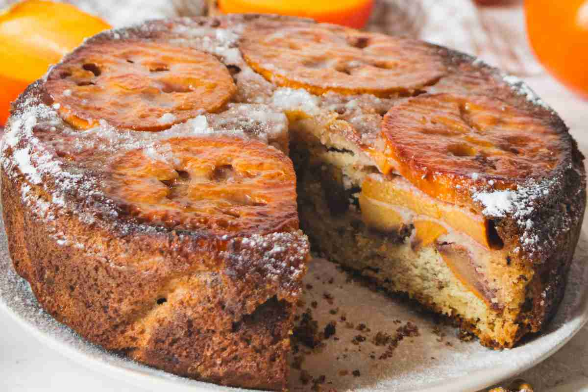 Torta ai cachi con una fetta tagliata