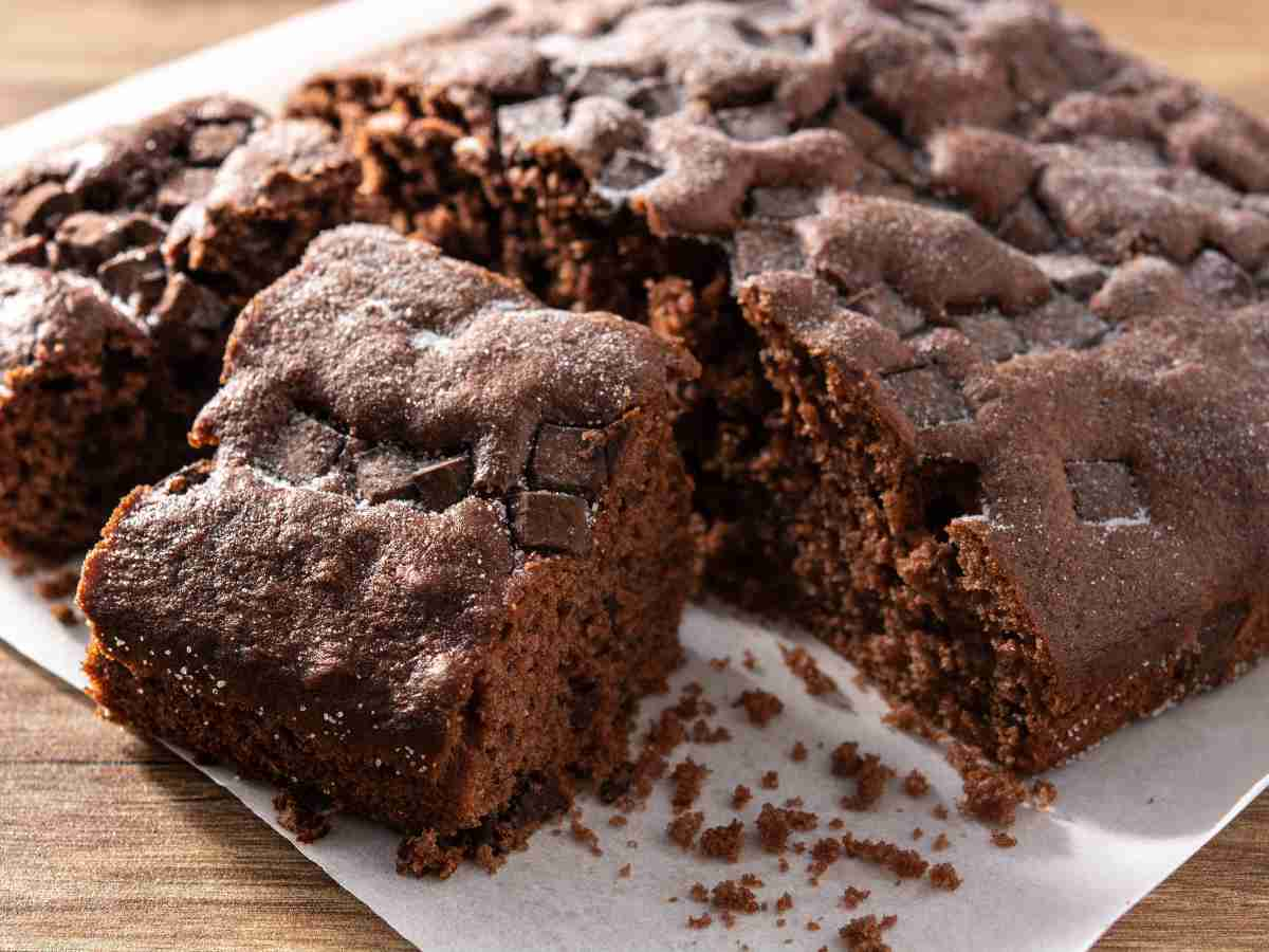 Torta yogurt e cioccolato tagliata a fette