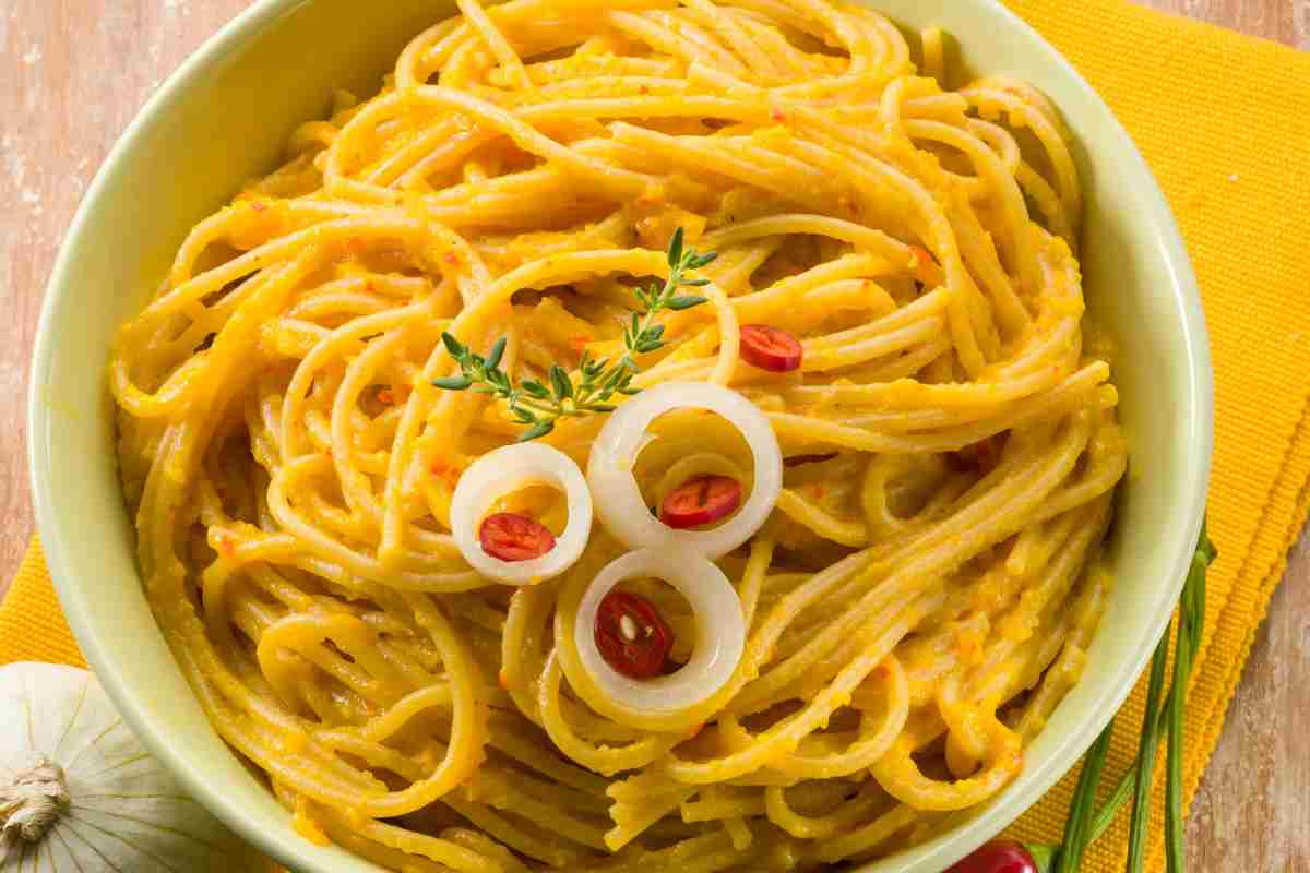 Carbonara vegana in un piatto vista dall'alto