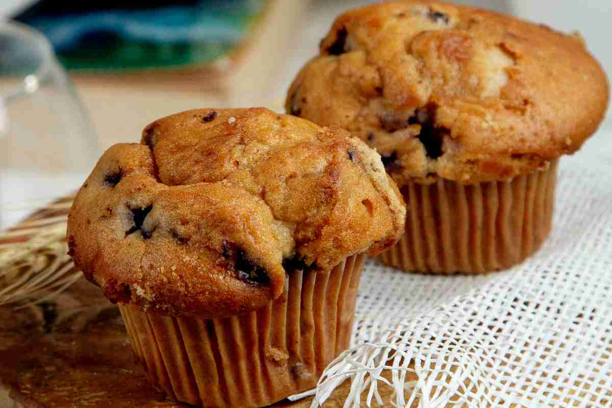 Muffin vegani con uvetta su un tavolo