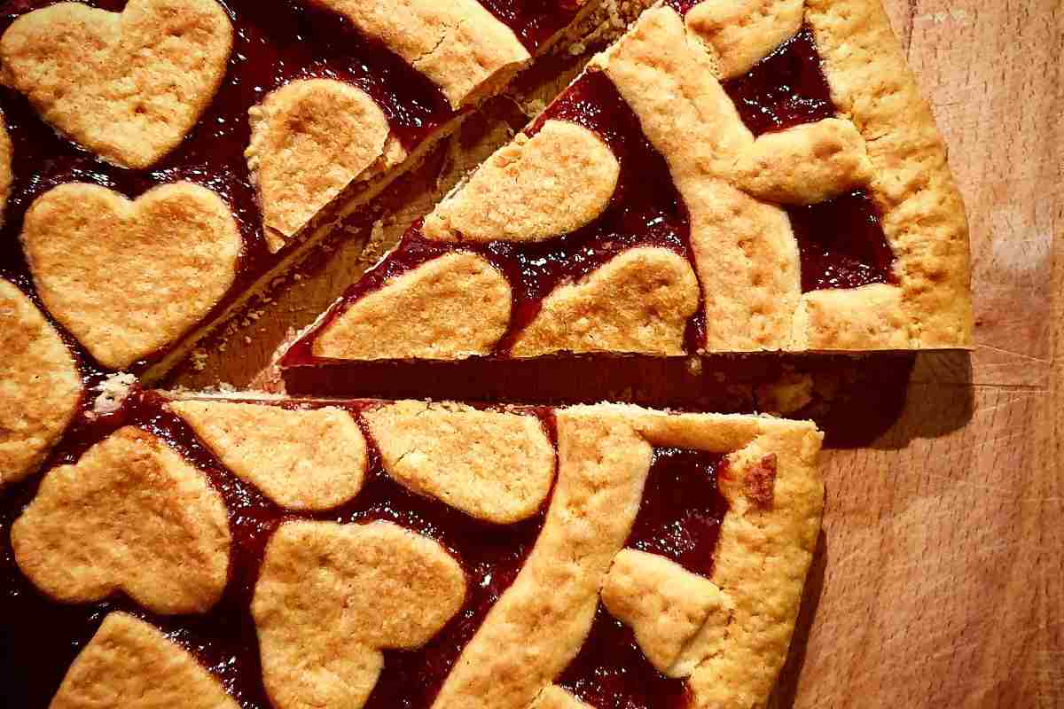 Crostata vegana alla marmellata vista dall'alto