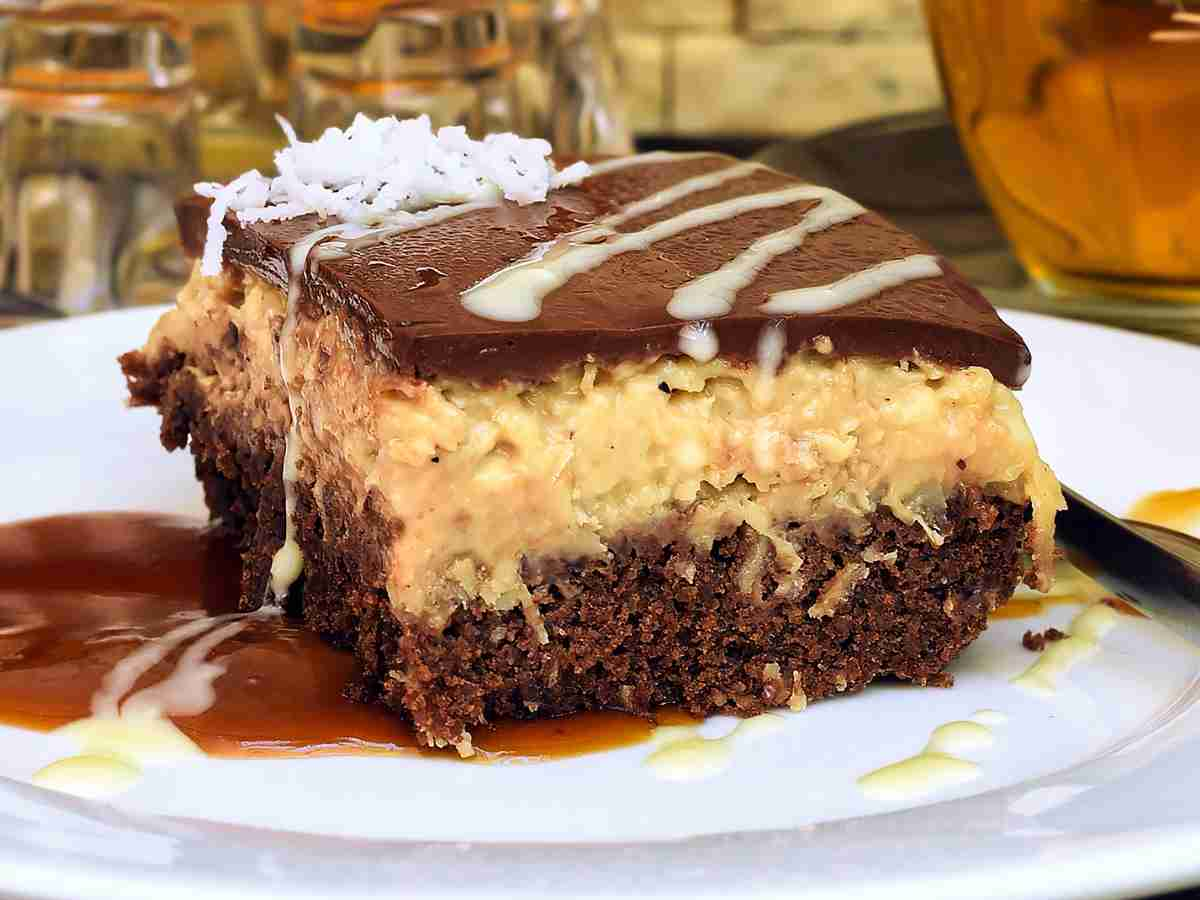 Torta Bounty, senza panna ma con tanto gusto, è il dolce perfetto per gli amanti di cocco e cioccolato