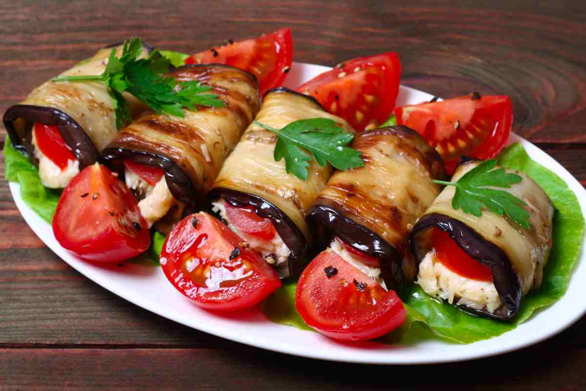 Involtini di melanzane al basilico, l’antipasto freddo estivo che ti fa venire l’acquolina solo a guardarlo