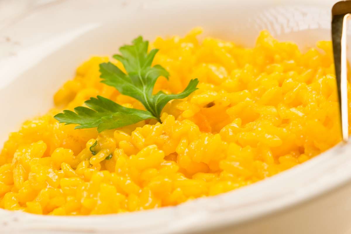 primo piano di un piatto di risotto alla milanese