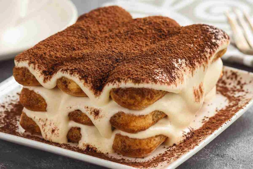 Tiramisù senza mascarpone in un piatto quadrato