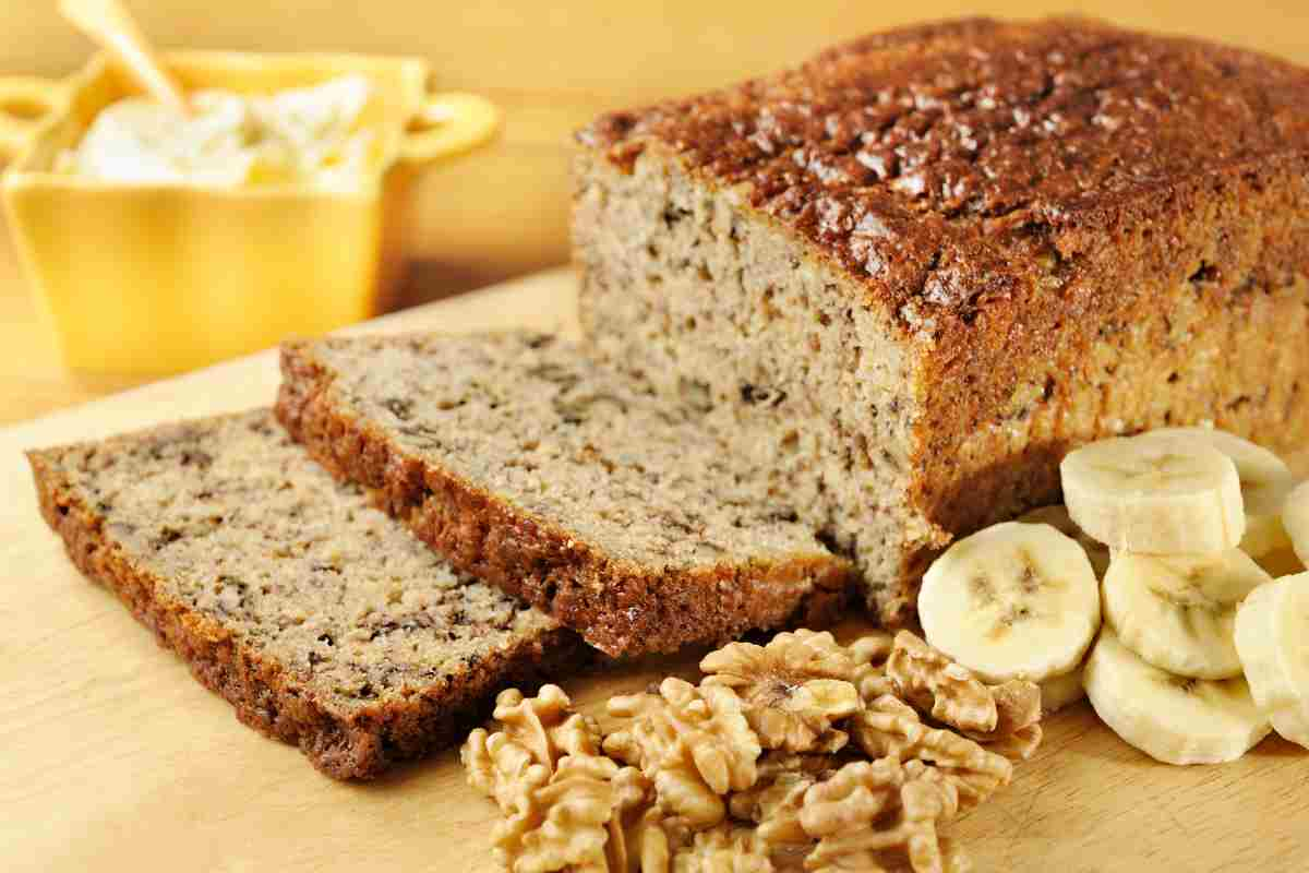 Banana bread a fette con rondelle di banane e noci sgusciate