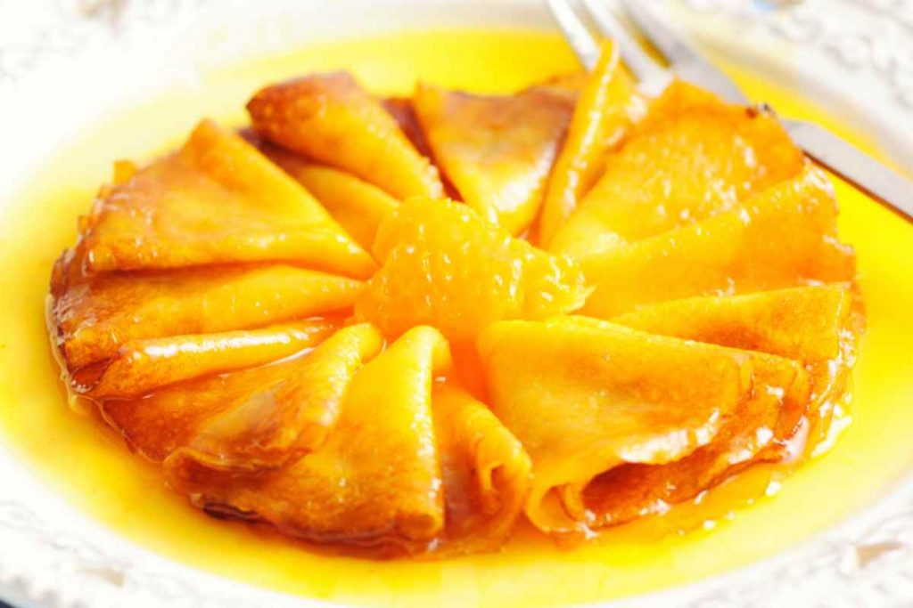 Crepe suzette in un piatto