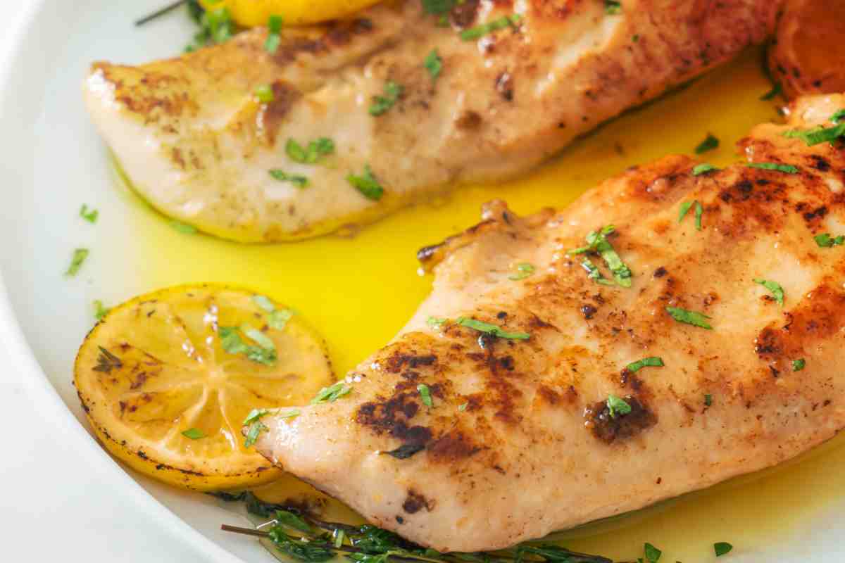 Petto di pollo al limone in un piatto