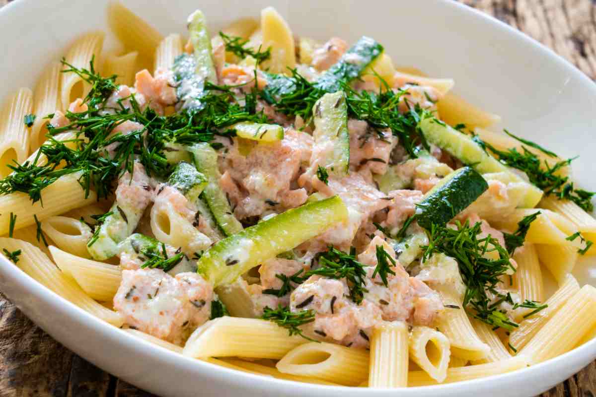 Pasta salmone e zucchine in un piatto