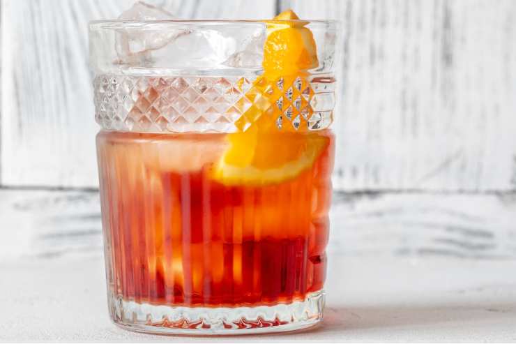 Negrosky con ghiaccio e fettina di arancia in un bicchiere