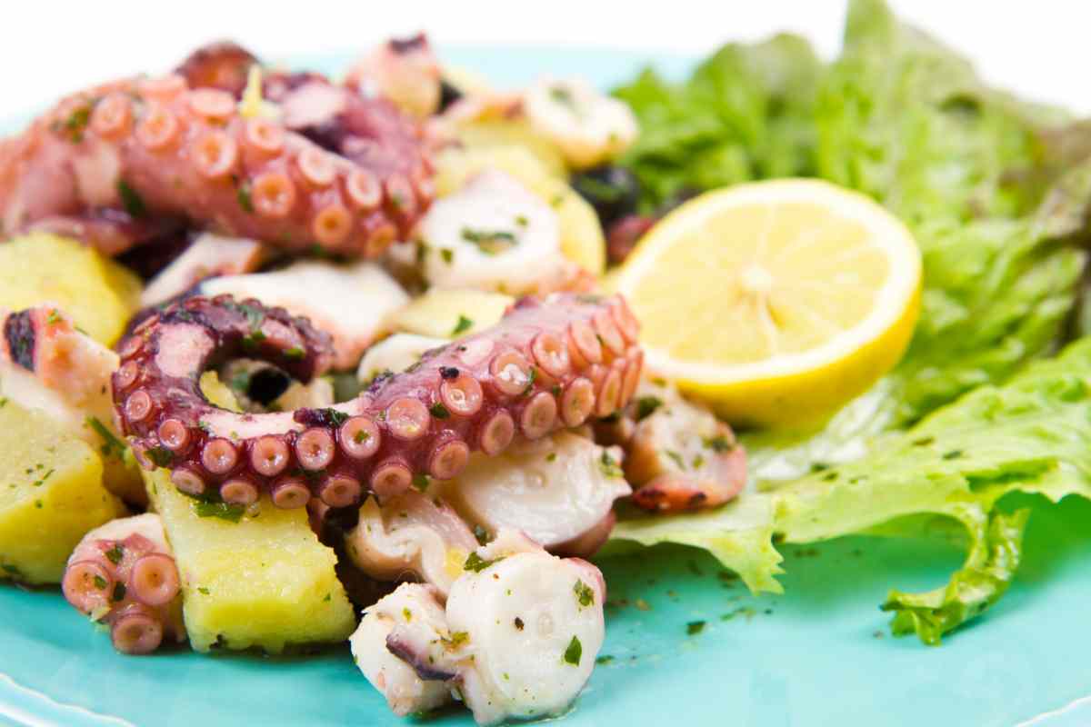 Insalata di polpo semplice da servire fredda come antipasto di mare leggero e saporito, una ricetta così facile che ti sorprenderà