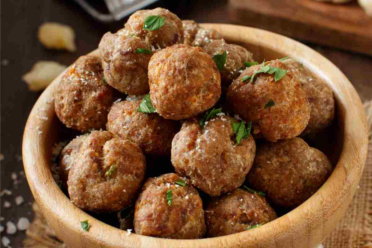 Polpette di carne veloci in una ciotola di legno