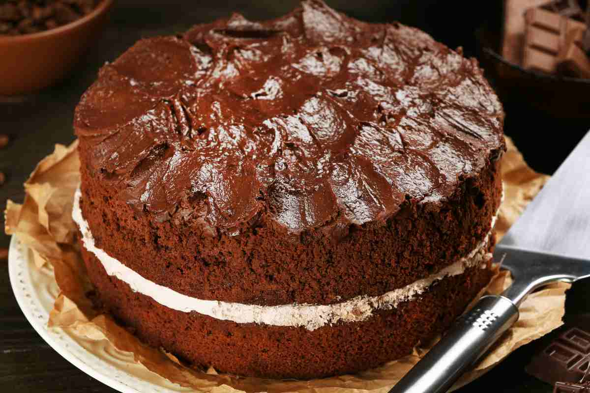 Torta al cioccolato in un vassoio