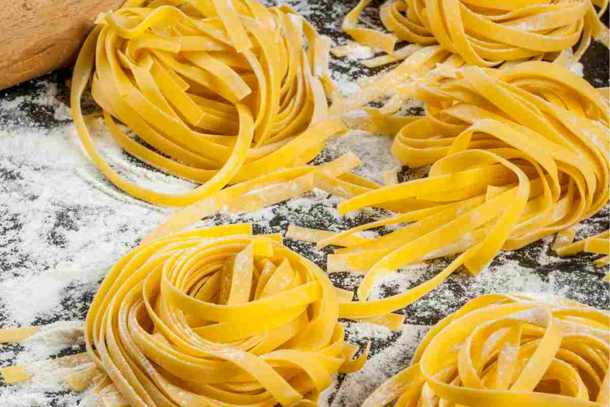 Pasta fresca all'uovo su un piano infarinato