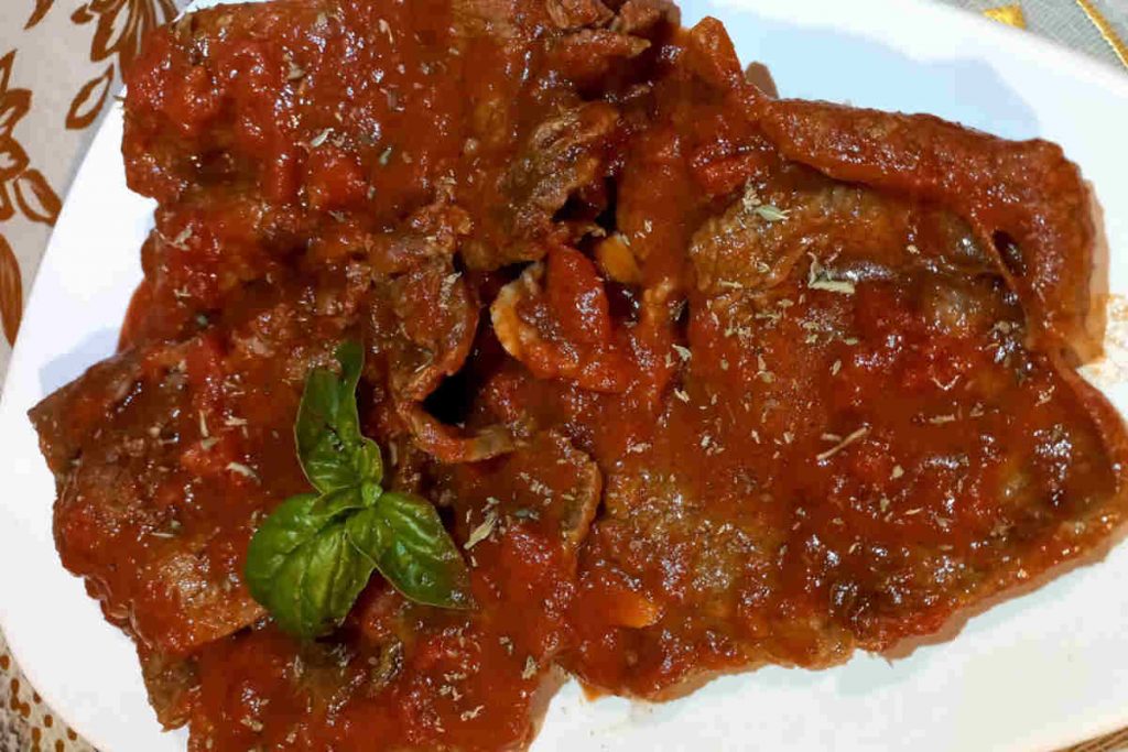 Carne alla pizzaiola in un piatto