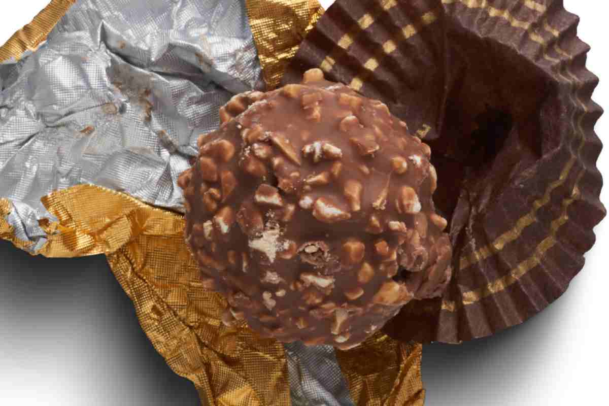 Un cioccolatino Ferrero Rocher fatto in casa con la ricetta facile avvolto in carta dorata